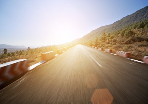 carretera-punto-fuga-al-atardecer_1312-1